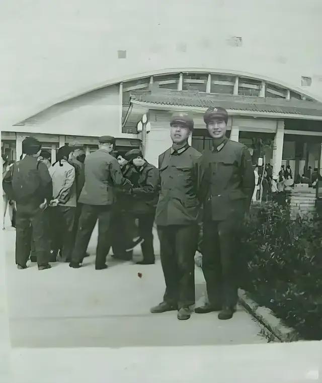 1981-1983我终于盼来得子喜讯又得到军校进修机会…